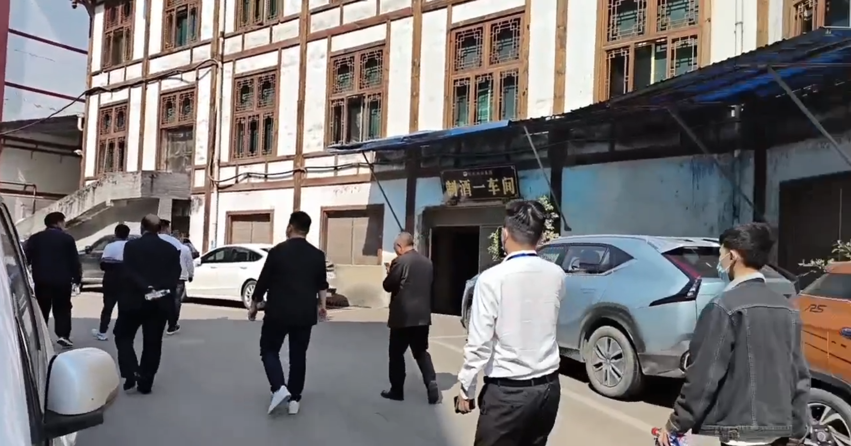 2怀庄参观.png